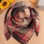 روسری مادرانه طرح چهارخونه کرمی